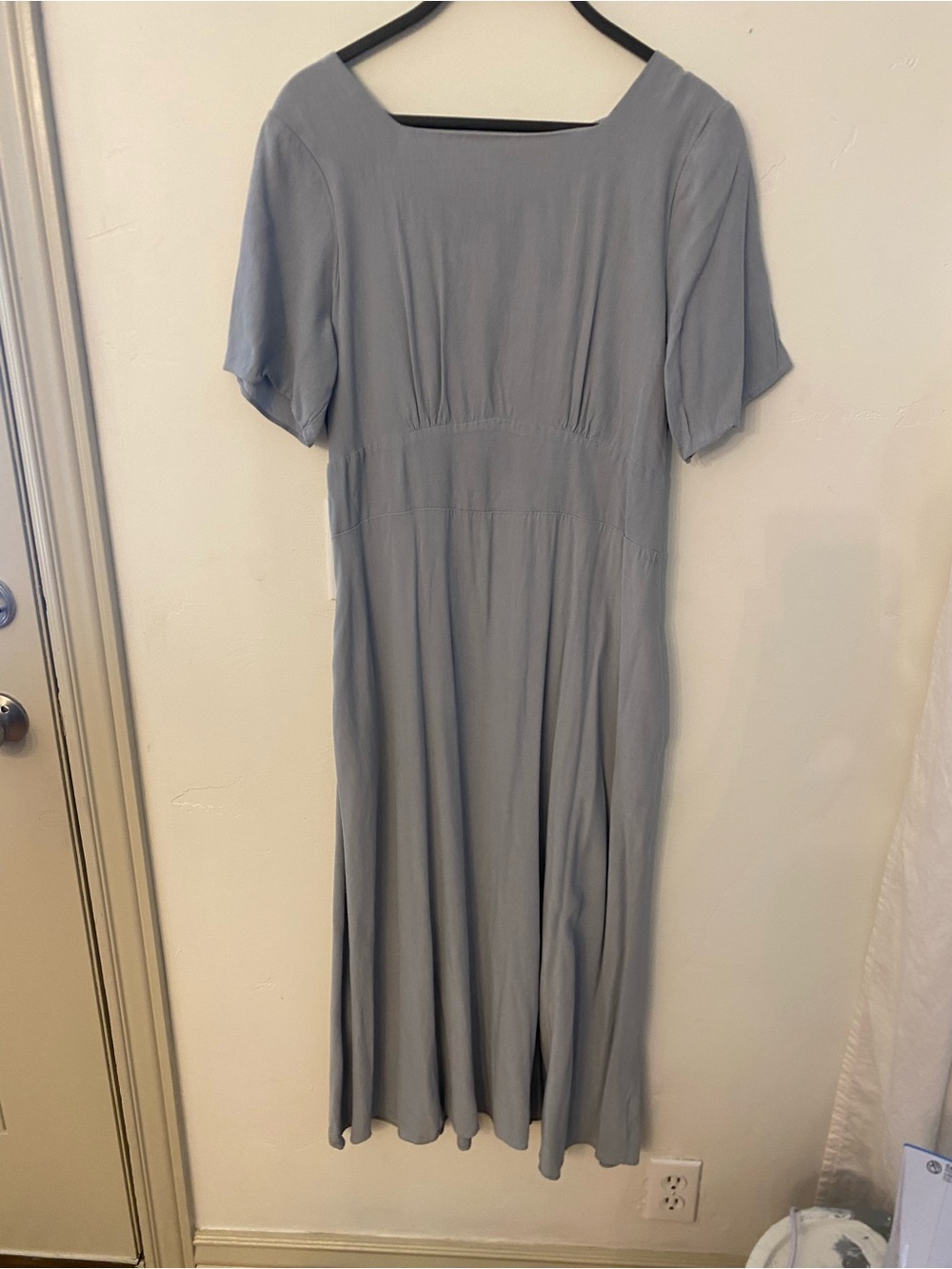 Elegant Square-Neck Midi Dress in Light Gray
